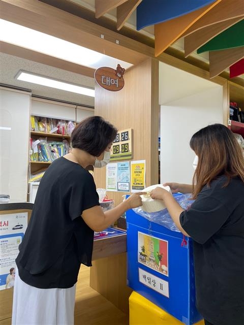 서울 광진구의 한 주민이 최근 광진구 육아종합지원센터에서 백일상을 대여하고 있다.  광진구 제공