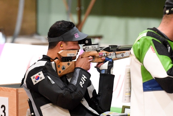 [패럴림픽] 10m 공기소총 입사 경기 펼치는 박진호