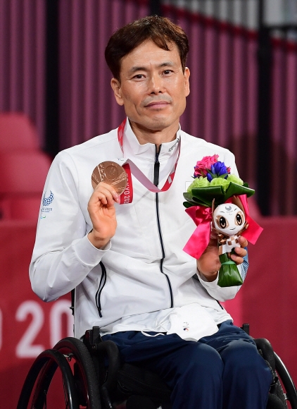 30일 일본 도쿄 메트로폴리탄 체육관에서 열린 2020 도쿄패럴림픽 탁구 남자 단식(스포츠 등급1)에서 동메달을 목에 건 남기원이 감격스러워하고 있다. 2021.8.30 도쿄(일본)=사진공동취재단