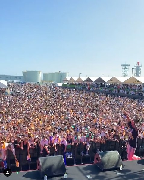 사회적 거리두기는 찾아볼 수 없을 정도로 빽빽이 들어선 가운데 집단으로 환호하는 지난 29일 일본 아이치현 음악 축제 당시 일본 관람객 모습. 페이스북 캡처