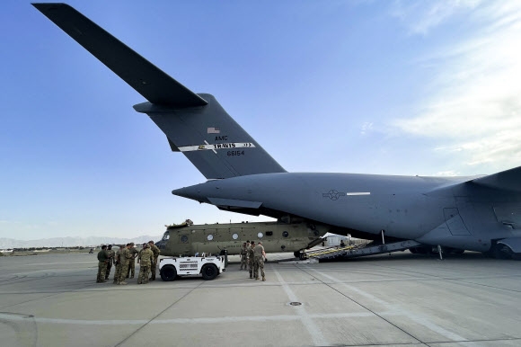 아프간 철수 작전 중인 미 수송기