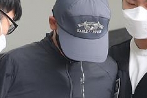 전자발찌 살인범 “보도 똑바로 하라”…마이크 걷어차며 욕설까지(종합)