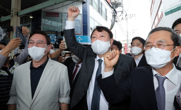 청주 육거리시장 상인과 인사하는 윤석열