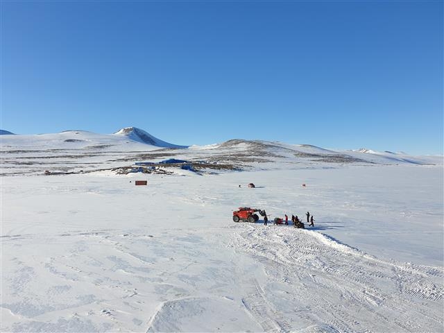 장보고기지 인근에서 월동대원들이 작업을 하고 있다.  양기태 주무관 제공