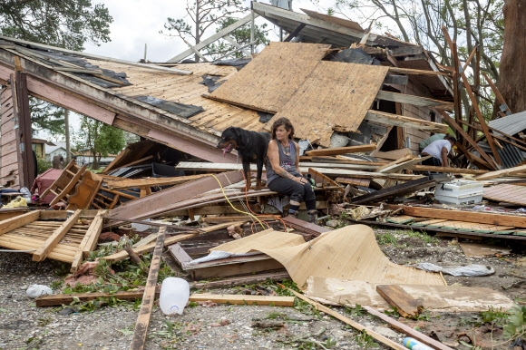 폭격 맞은 듯… ‘아이다’에 폭삭 무너진 집 
