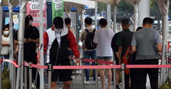29일 서울역 앞에 마련된 임시선별진료소에서 코로나19 검사를 받으려는 시민들이 대기하고 있다. 2021. 8. 29 정연호 기자 tpgod@seoul.co.kr
