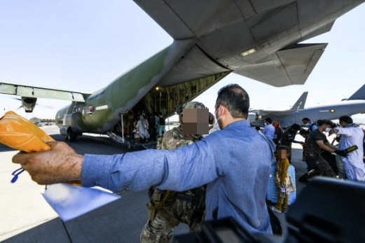 (해당 기사와 직접적 관련 없음) 아프가니스탄 현지 조력자와 가족을 한국으로 이송하는 미라클 작전에 투입된 공군 작전요원들이 25일 아프가니스탄 카불공항에서 C-130J 수송기에 탑승할 인원을 검색하고 있다. 2021.8.26 공군 제공