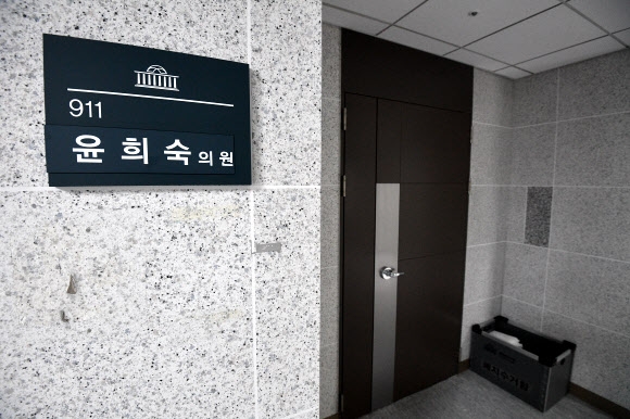 ‘의원직 사퇴’ 윤희숙, 의원회관 방 비웠다