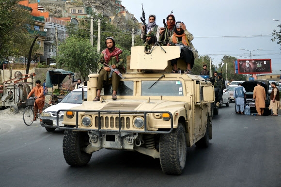 미군 험비 차량에 올라 아프간전 승전 자축하는 탈레반