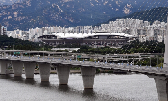 1일 개통한 월드컵대교에 차량들이 통행을 하고 있다. 2021. 9. 1 정연호 기자 tpgod@seoul.co.kr