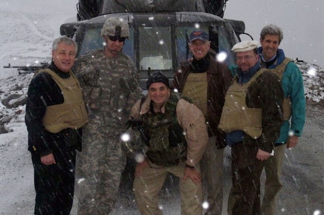 지난 2008년 아프가니스탄의 외딴 계곡에 갇혀 있던 조 바이든(오른쪽 세 번째), 존 케리(오른쪽 끝), 척 헤이글(왼쪽 끝) 당시 상원의원이 구조에 도움을 준 이들과 함께 웃고 있다.기사의 무함마드 통역사는 이 사진에 등장하지 않는다. 미국무부 제공