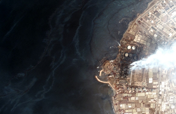 지난달 28일(현지시간) 시리아에서 발생한 기름 유출 사고로 항구도시인 바니야스 해안가가 거대한 기름으로 뒤덮인 모습. 지난달 23일 바니야스 화력발전소에서 약 2만t의 기름이 유출되면서 서울시보다 큰 유막이 생겼다. 바니야스 로이터 연합뉴스