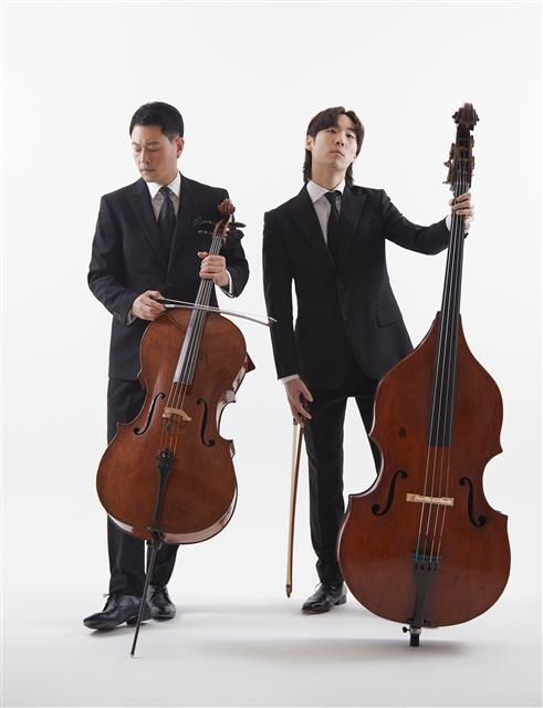 첼리스트 송영훈(왼쪽)과 더블베이시스트 성민제가 피아졸라 음악으로 재즈와 탱고의 매력을 전하는 ‘나이트클럽 2021’. 클라츠컴퍼니 제공