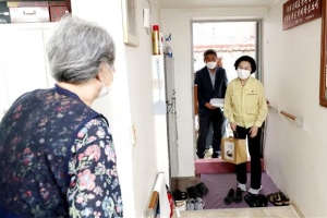 나홀로 할머니와 구청장의 ‘수다’…삼계탕 나누며 전하는 ‘양천의 情’