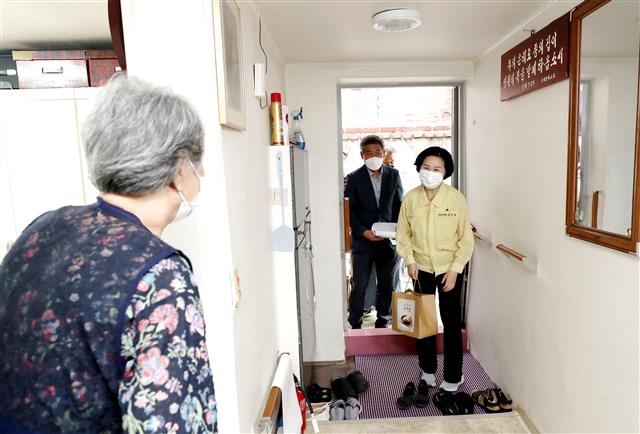 김수영(오른쪽) 서울 양천구청장이 삼계탕 꾸러미를 들고 신월4동에서 홀로 사는 홍모 할머니 집에 들어서고 있다. 양천구 제공