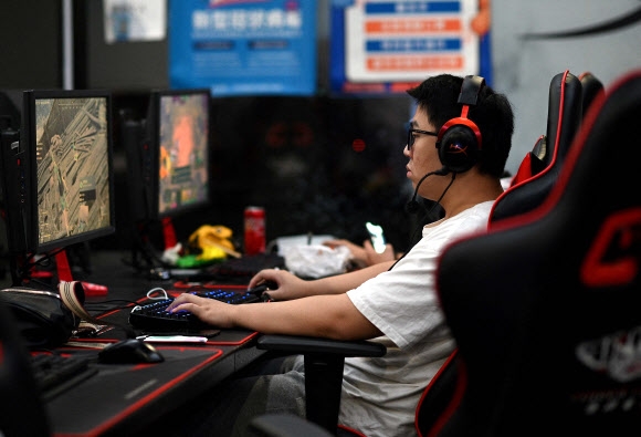 한 중국 남성이 31일 베이징의 피시(PC)방에서 온라인 게임을 하고 있다. 전날 중국 정부는 미성년자의 온라인 게임접속을 주당 세시간으로 제한했다. AFP 연합뉴스