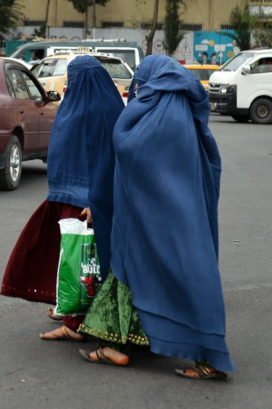 탈레반 집권 첫날 부르카 입고 외출한 아프간 여성들
