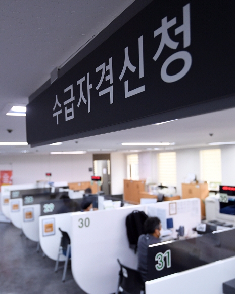 서울 마포구 서울서부고용복지플러스센터에서 시민들이 실업급여 수급 신청 상담을 받고 있다. 2021.9.2 오장환 기자 5zzang@seoul.co.kr