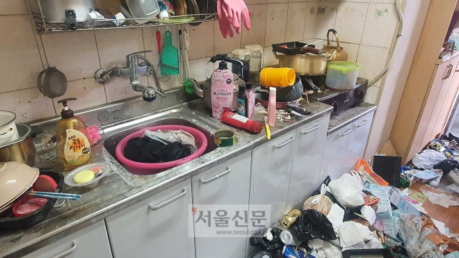 서울시 양천구 A씨의 주방이 쓰레기로 뒤덮힌 모습. 손지민 기자 sjm@seoul.co.kr