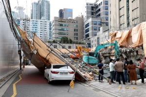 또 안전불감증… 청담동 어린이보호구역 공사장 가림막 붕괴