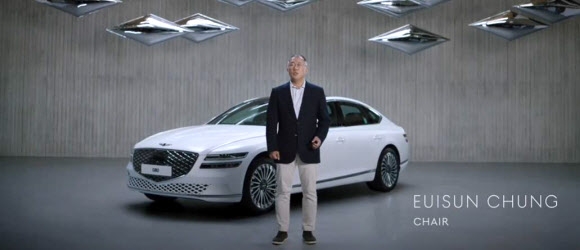 정의선 현대자동차그룹 회장이 2일 제네시스 브랜드 비전을 소개하는 ‘퓨처링 제네시스’ 영상에서 G80 전동화 모델을 배경으로 “새로운 고객 경험과 혁신적인 비전에 대해 이야기하고자 한다”고 인사말을 하고 있다.  제네시스 제공