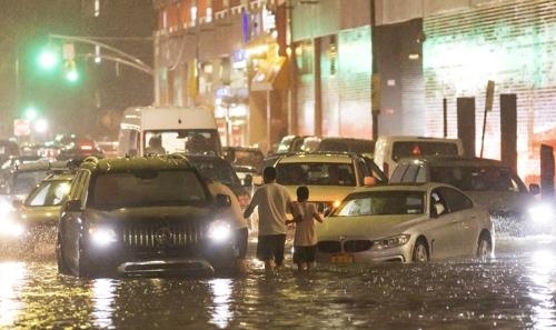 지난 1일(현지시간) 미국 뉴욕주(州) 뉴욕시(市) 퀸스 자치구에 허리케인 아이다가 몰고 온 폭우가 쏟아져 도로가 침수된 모습. EPA 연합뉴스