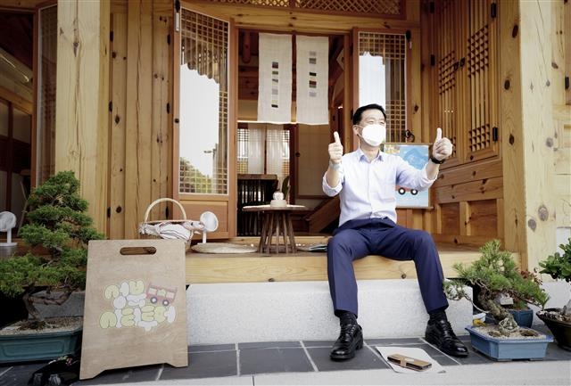 이승로 서울 성북구청장이 ‘성북시티투어’ 문화예술코스에 포함된 전통문화체험공간 예향재에서 투어에 대해 설명하며 엄지를 치켜세우고 있다. 성북구 제공