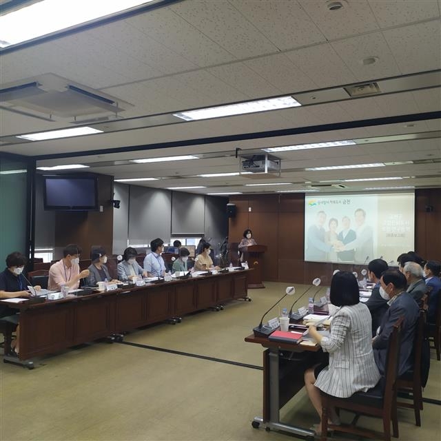 서울 금천구청에서 열린 고령친화도시 조성 연구용역 보고회 참석자들이 기본 계획 등에 대해 토론하고 있다. 금천구 제공