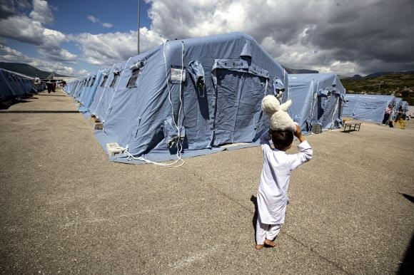 이탈리아 적십자사가 아베차노시에 설치한 아프간 난민 임시수용시설에서 지난 1일 한 남자 아이가 인형을 갖고 놀고 있다. 이탈리아는 아프간 난민 5000명을 받아들이기로 했다. 아베차노 EPA 연합뉴스