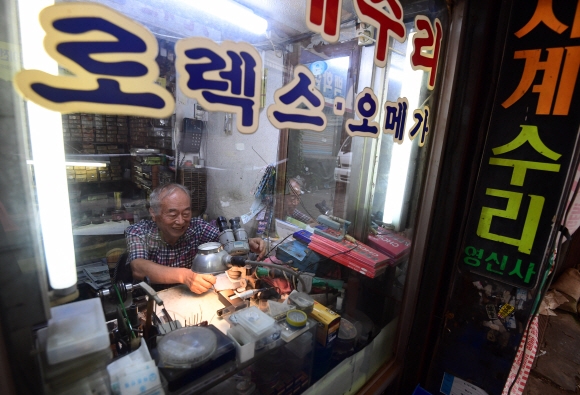 시계 골목에 터를 잡은 지 36년째인 시계 장인 박종현(76·영신사)씨가 밝은 표정으로 작업을 하고 있다.