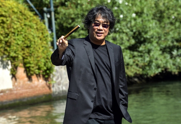 지난 1일(현지시간) 이탈리아 베네치아 리도섬에서 열린 제78회 베니스국제영화제 개막식에서 경쟁부문 심사위원장을 맡은 봉준호 감독이 부채를 들고 기념 촬영을 하고 있다. 베네치아 UPI 연합뉴스