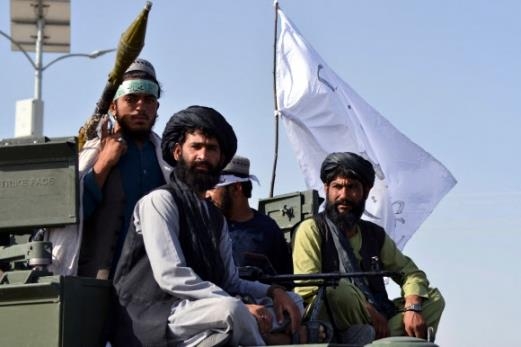 탈레반 전사들이 1일 아프가니스탄 칸다하르에서 미군의 철수를 축하하기 위해 장갑차에 앉아 있는 모습. 칸다하르 AFP 연합뉴스