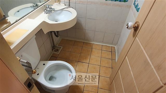 깨끗이 청소된 A씨 집의 화장실.  손지민 기자 sjm@seoul.co.kr