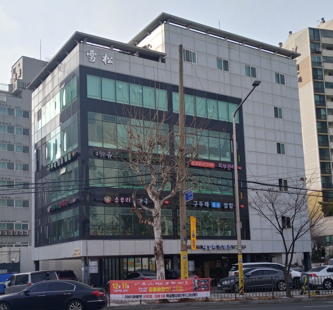 서울시 ‘좋은 간판 공모전’에서 간판 개선 우수 자치구로 선정된 구로구 중앙로9 설송빌딩(왼쪽)과 서초구 방배로32 방배쇼핑센터의 모습. 서울시 제공