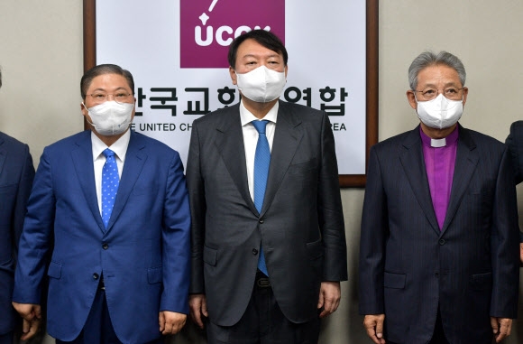 한국교회 대표연합기관 및 평신도단체 대표들과 기념촬영하는  윤석열