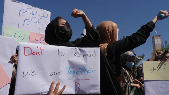 탈레반 치하에도 여성들 대담한 시위…”새 정부에 우리도 넣어야”