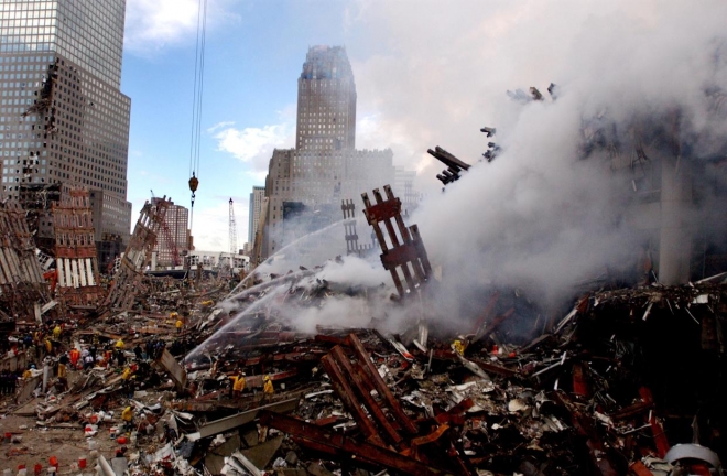 20년 전 9·11 테러 이틀 뒤 미국 뉴욕 월드트레이드센터 붕괴 현장에 처참한 몰골을 드러낸 잔해 더미. AFP 자료사진