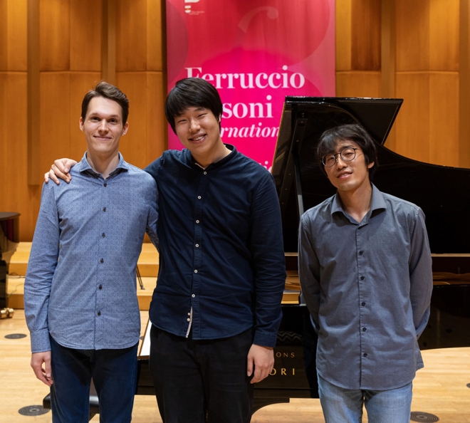 페루초 부소니 국제 피아노 콩쿠르에서 우승을 차지한 박재홍(가운데)과 2위를 한 김도현(오른쪽), 3위 루카스 슈테르나트. 부소니 국제 피아노 콩쿠르 페이스북