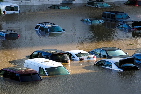 허리케인 ‘아이다’ 폭우로 침수된 미 필라델피아 차량
