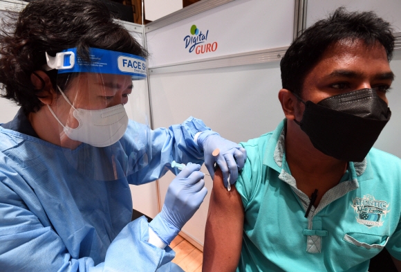 외국인들이 5일 오후 서울 구로구 예방접종센터에서 얀센 백신 접종을 하고 있다. 2021. 9. 5 정연호 기자 tpgod@seoul.co.kr