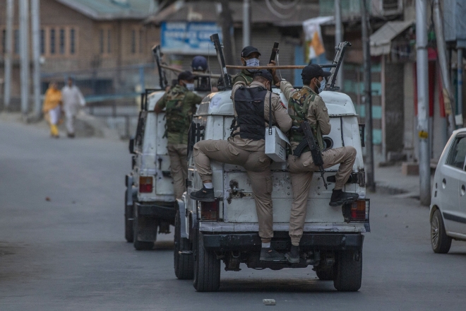 카슈미르 분리주의 지도자인 시에드 알리 샤 질라니의 장례 기간인 3일(현지시간) 카슈미르 도로를 통제한 인도군이 거리를 순찰하고 있다. 카슈미르 AP 연합뉴스