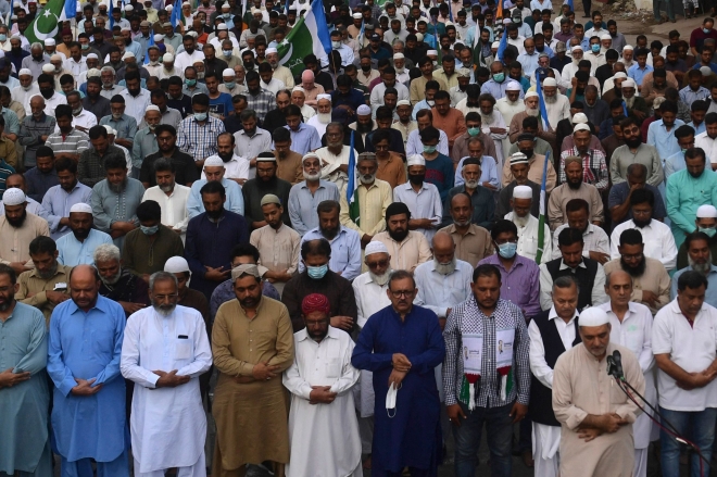 카슈미르 분리주의 지도자인 시에드 알리 샤 질라니가 사망한 다음날인 2일(현지시간) 파키스탄이 국가 애도의 날을 선포하고 추모 의식을 거행하고 있다. 카라치 AFP 연합뉴스