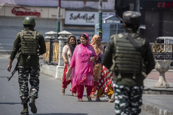 카슈미르 분리주의 지도자인 시에드 알리 샤 질라니가 사망한 다음날인 2일(현지시간) 인도군이 통제하는 카슈미르 거리를 인도인들이 지나가고 있다. 카슈미르 AP 연합뉴스