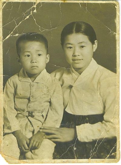 어린 시절 홍 의원(왼쪽)이 큰누나와 함께 찍은 가족 사진. 홍준표 의원 캠프 제공