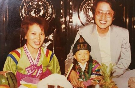 홍 의원(오른쪽)이 자신의 큰아들 돌잔치 때 찍은 가족 사진.  홍준표 의원 캠프 제공