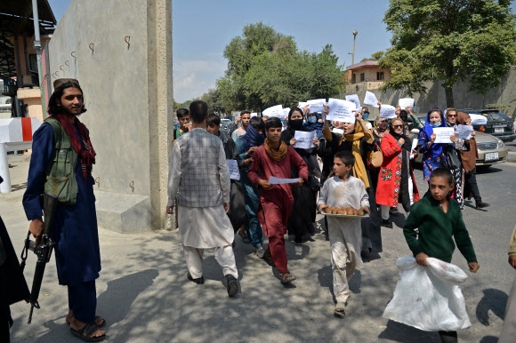 총 든 탈레반 앞 여성 시위대 “교육·취업 보장 하라” 