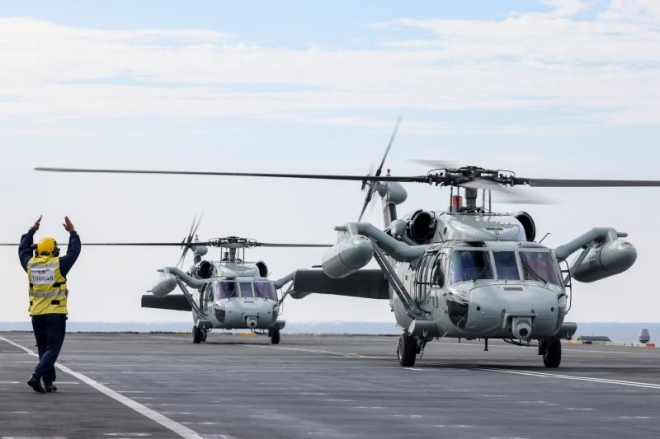UH60 헬기가 퀸 엘리자베스 호에서 이륙 준비를 하고 있다. 퀸 엘리자베스호 트위터