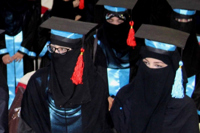 눈만 노출한 아프간 여대생 졸업생들
