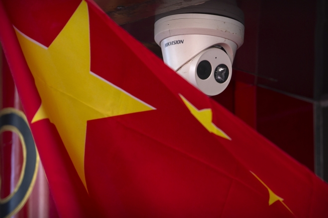 인공지능을 적용한 안면인식 기술을 보유한 중국의 감시카메라 제조사 하이크비전의 감시카메라가 중국 베이징의 한 가게에 설치돼 있다. 2019.10.8  AP 연합뉴스