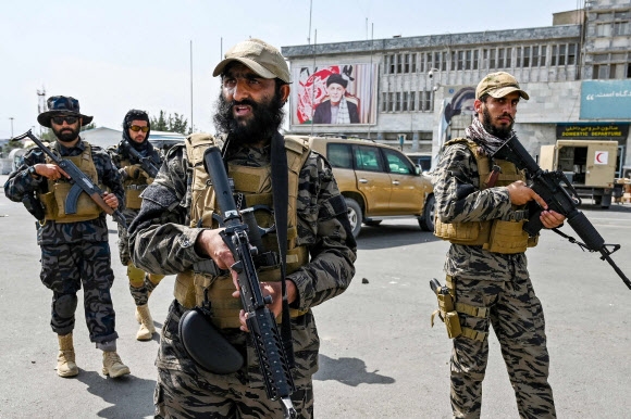 미군 철수 후 아프간 카불공항 장악한 탈레반 특수부대원들